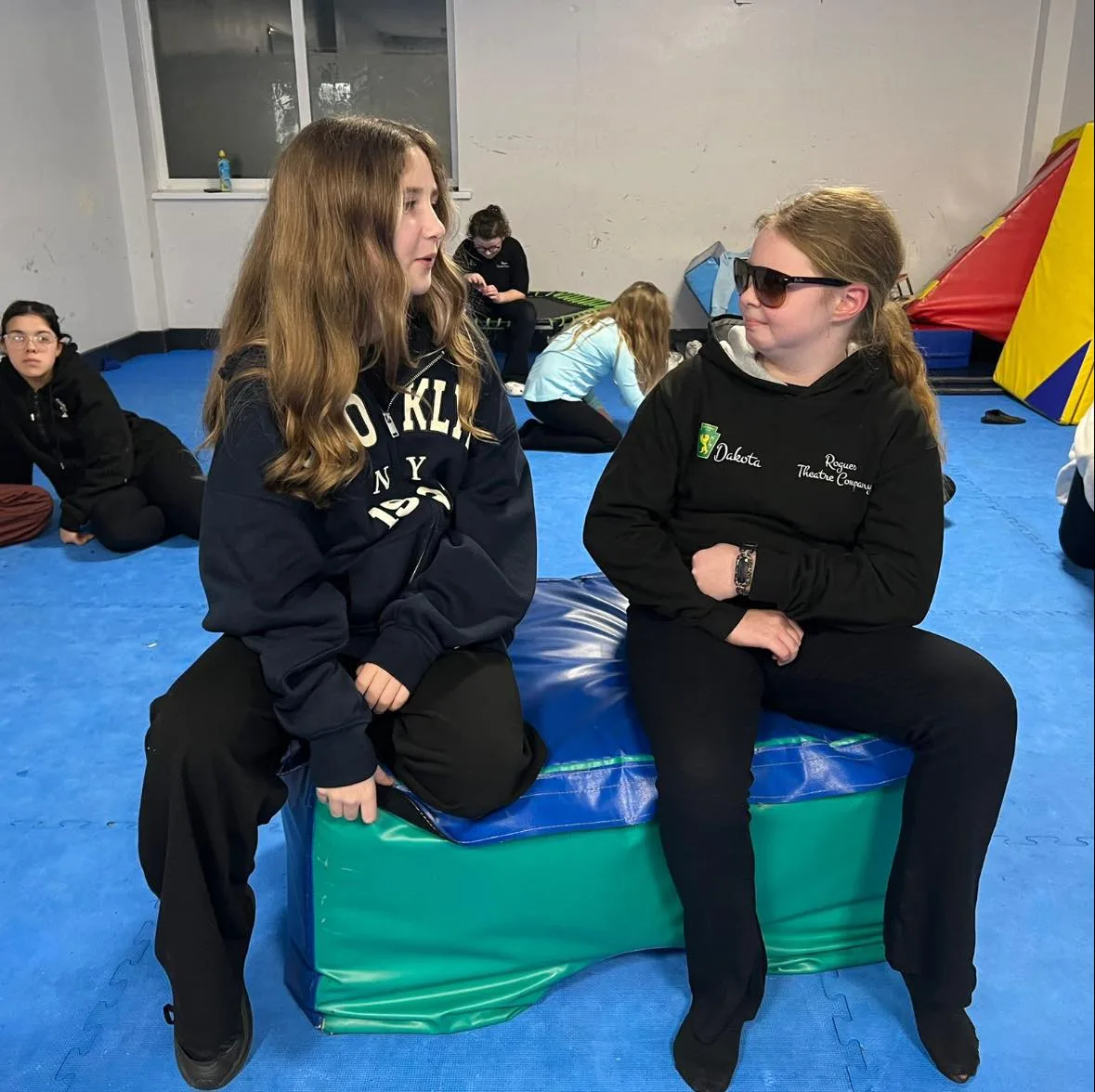 The Hunslet Club Rogues performing arts