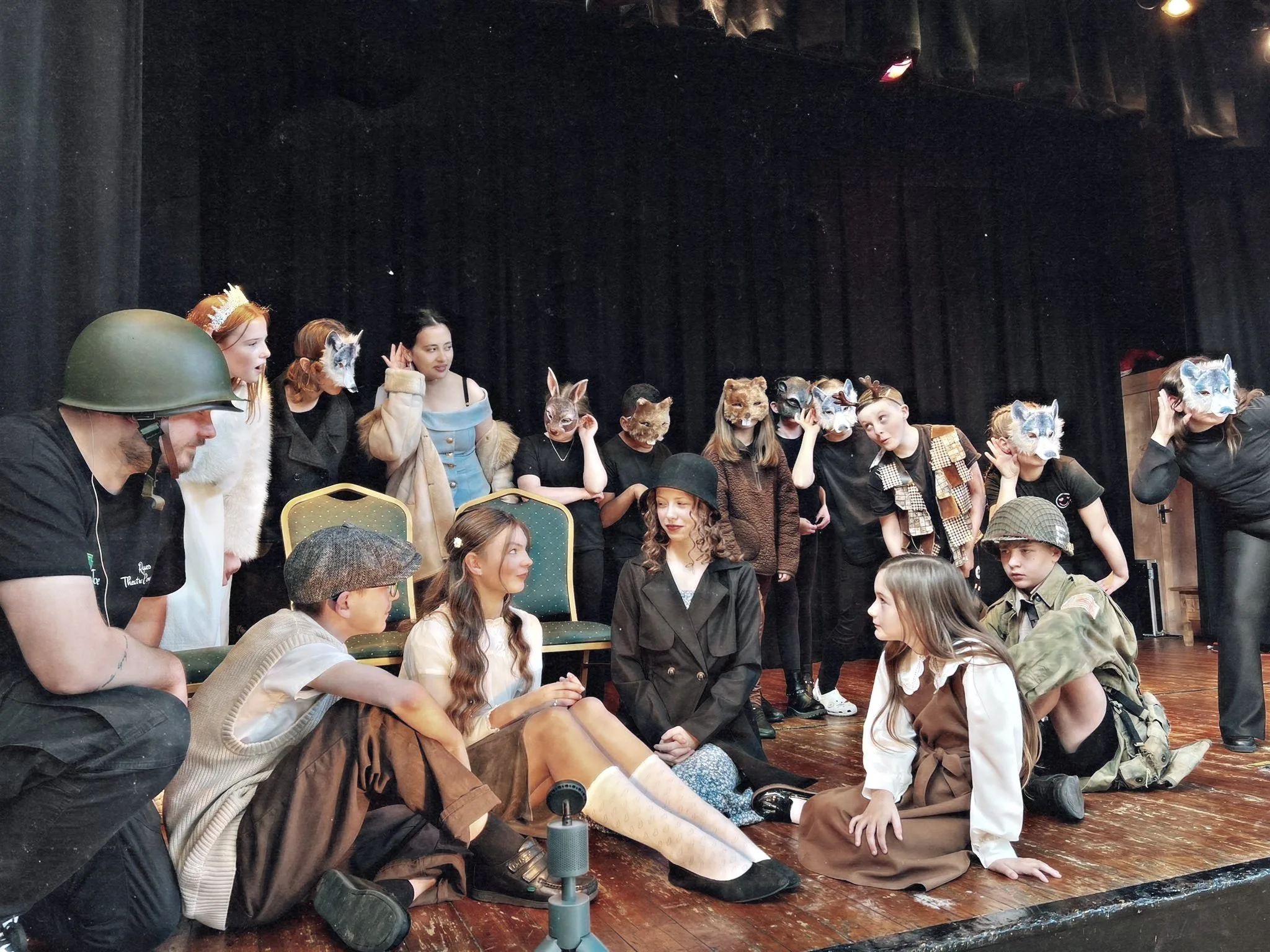 The Hunslet Club Rogues performing arts